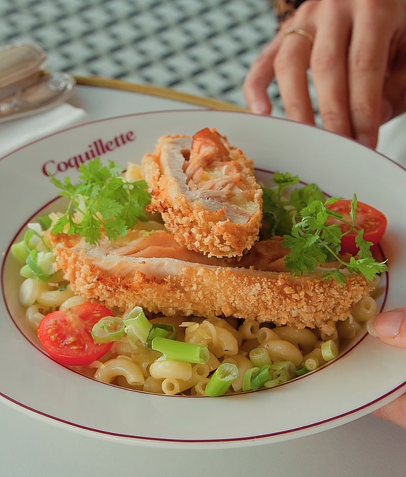 Le cordon bleu signature du restaurant Coquillette, tranché sur ses coquillettes au beurre noisette