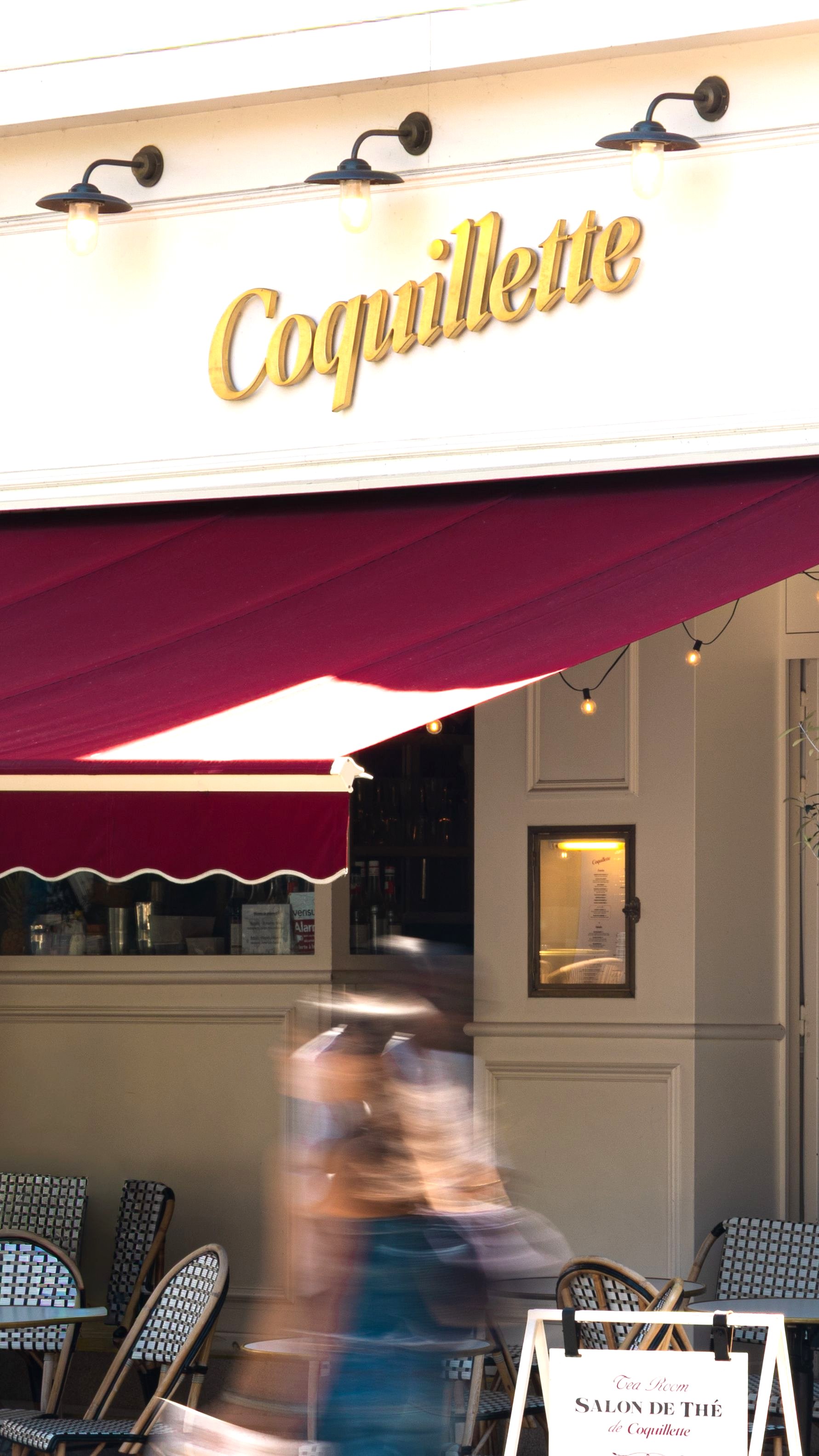 La façade du restaurant Coquillette et son store bordeaux, place du Vieux-Marché à Rouen