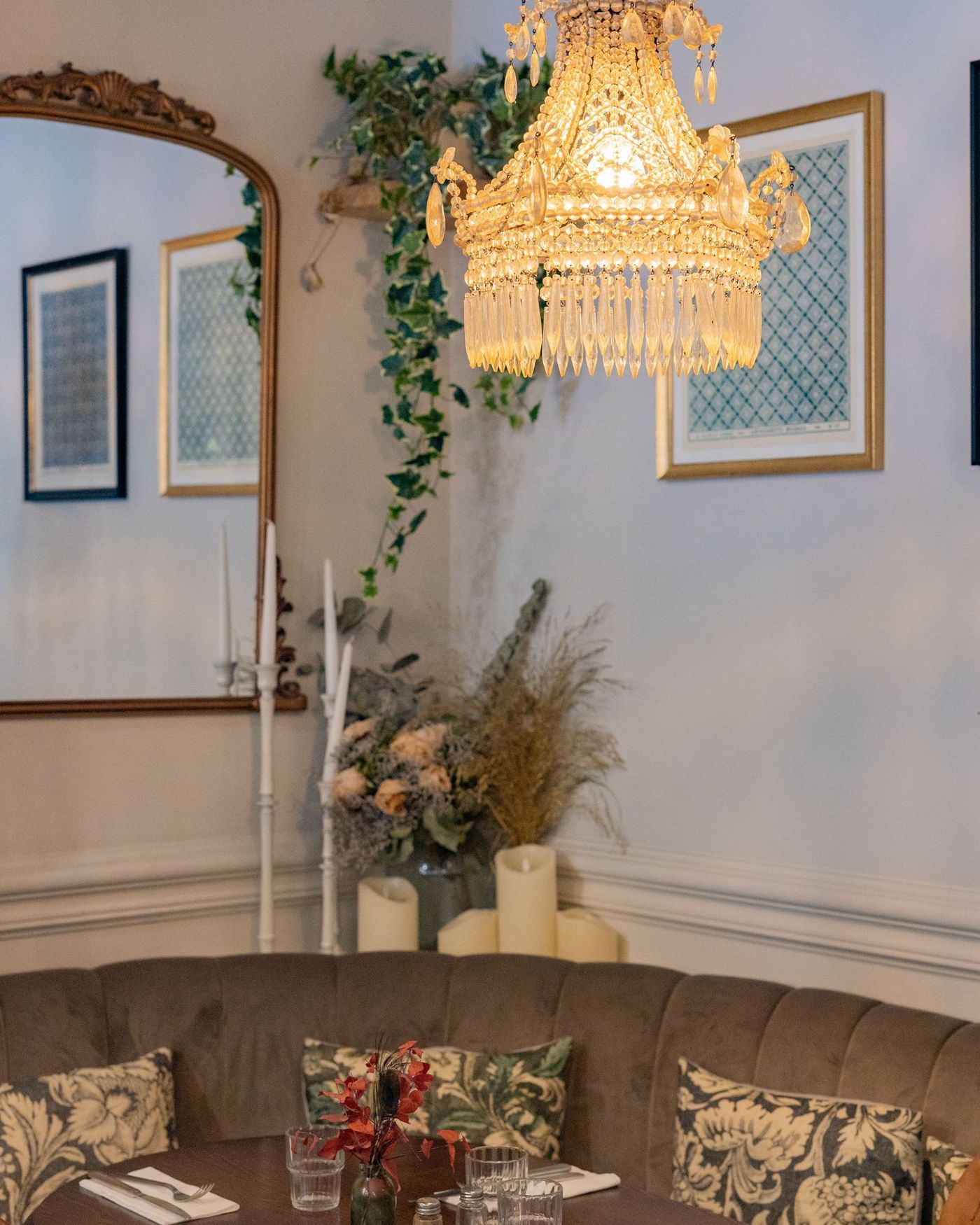 La salle du restaurant Coquillette le soir, bougies et lumière douce