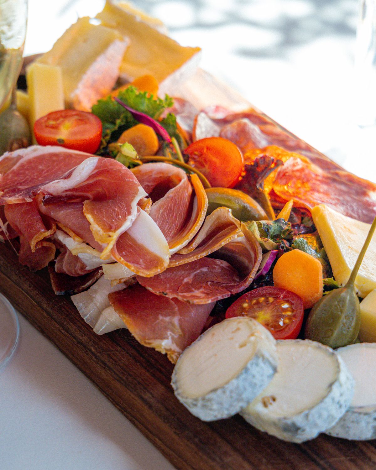 Planche de charcuteries et fromages à partager pour l'apéro