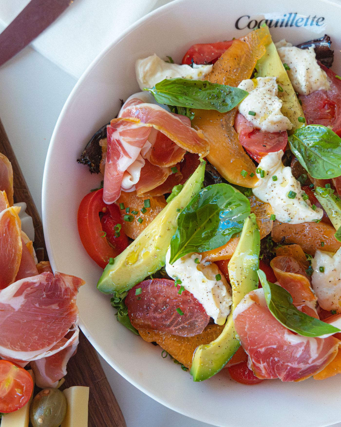 Salade burrata, pêche et jambon cru