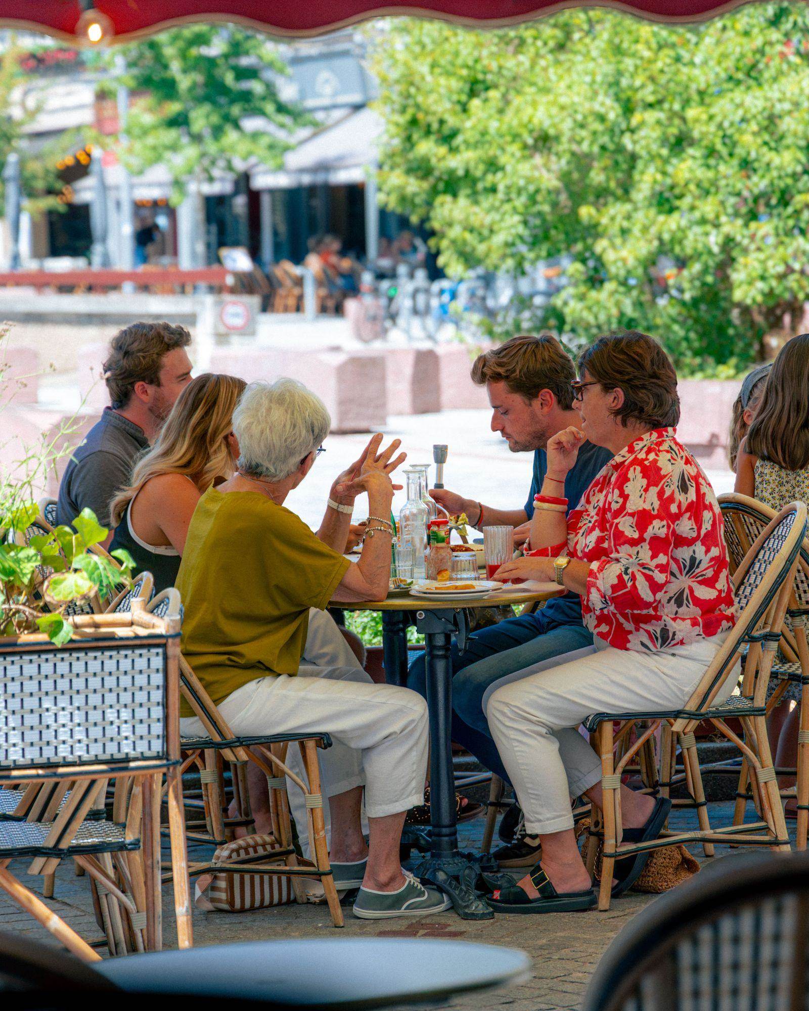 Clients à l'apéro en terrasse au restaurant Coquillette à Rouen