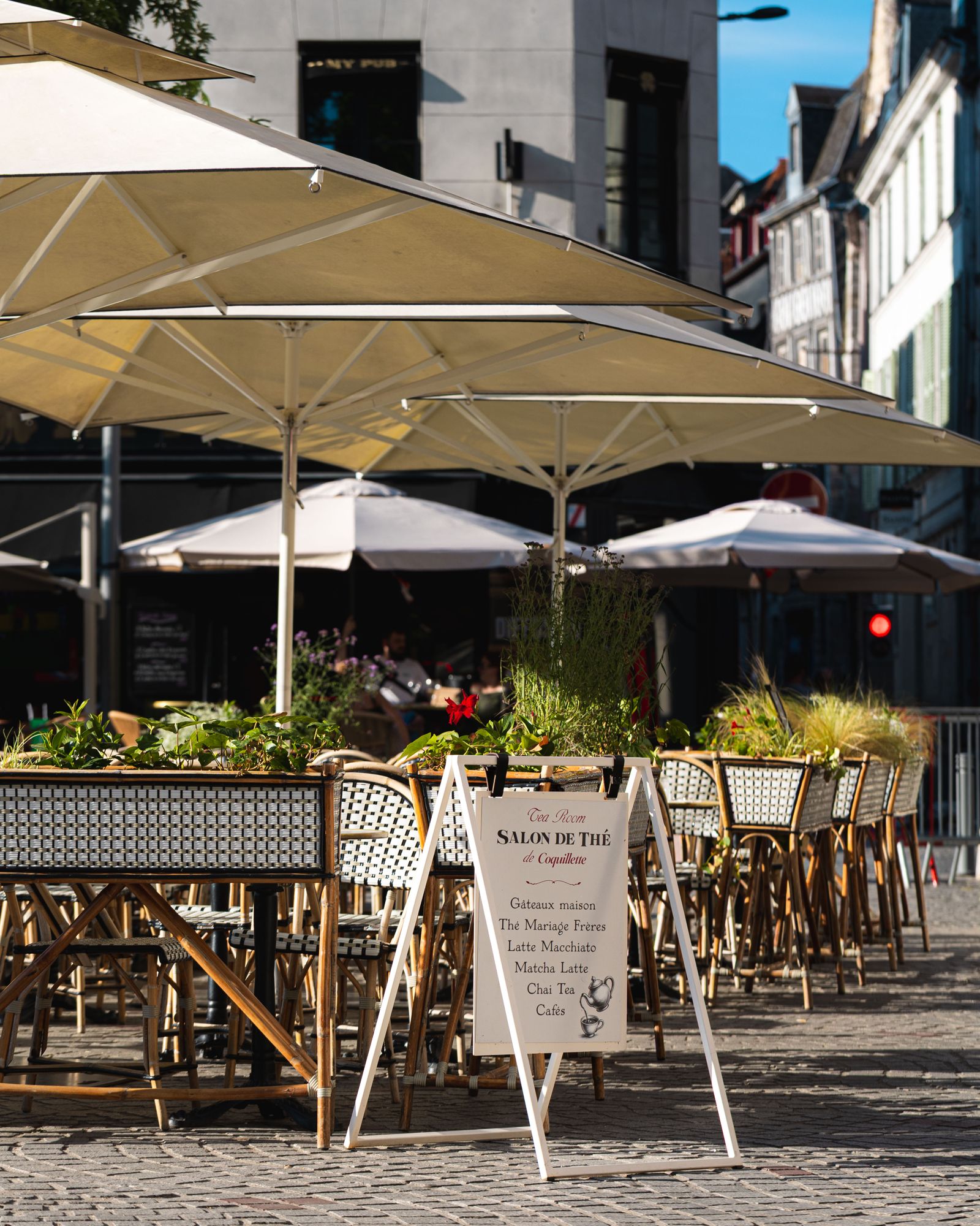 La terrasse du restaurant Coquillette et ses parasols sur la place du Vieux-Marché à Rouen