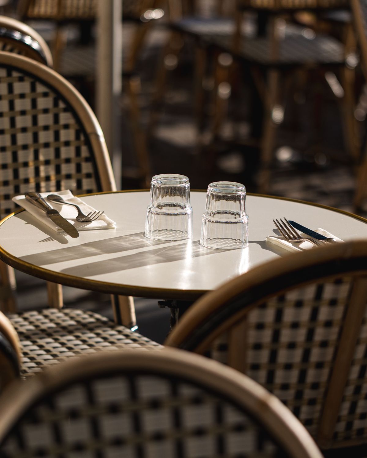 Table dressée en terrasse au restaurant Coquillette, place du Vieux-Marché